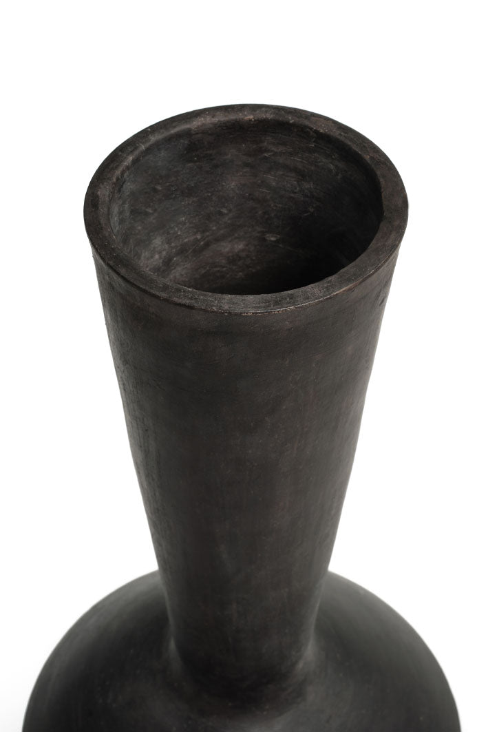 Vase hand made pure "Desert sand" - Dimension : D30xH62cm- Matter : Terre cuite- Finition : noir — The Hampton Home Shop